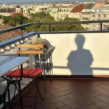 Bright & Spacious In Buda بودابست