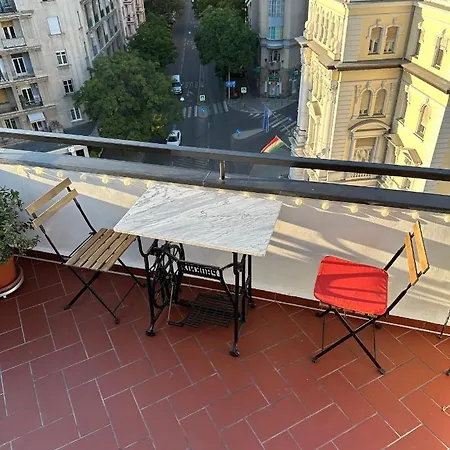 Bright & Spacious In Buda * بودابست