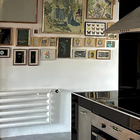 Bright & Spacious In Buda * بودابست