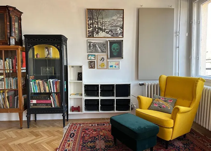 Bright & Spacious In Buda * بودابست